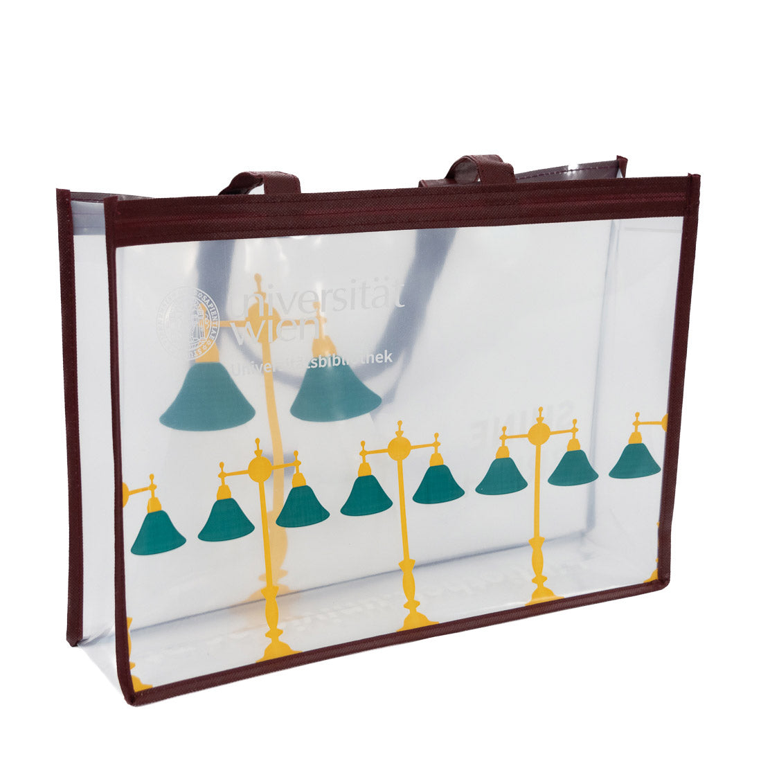 Transparente Tragetasche mit bordeauxfarbenem Rand und Griffen; bedruckt mit gelben Stehlampen und grünen Schirmen sowie dezentem „Universität Wien“-Aufdruck.