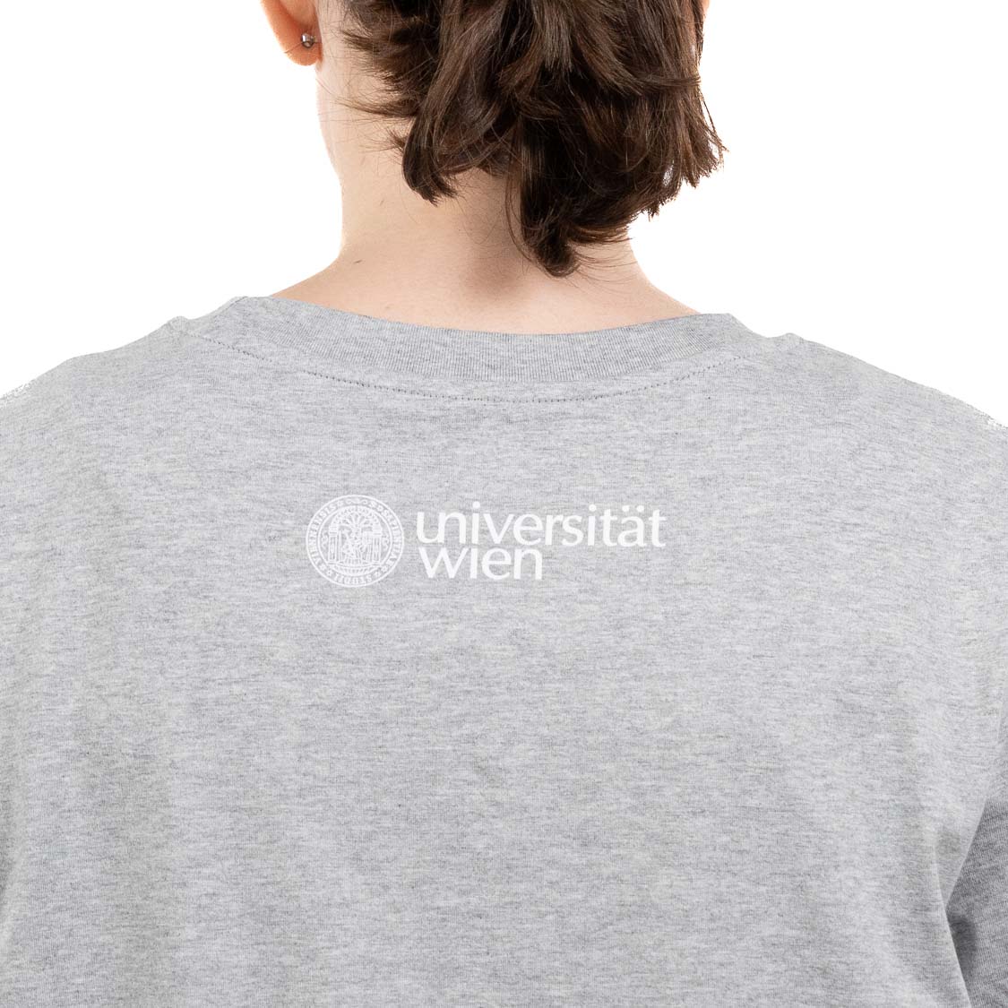 Rückansicht eines grauen T‑Shirts. Am oberen Rücken ist in Weiß das Logo „Universität Wien“ mit Siegel aufgedruckt.