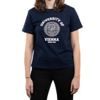 Frontansicht einer weiblichen Person im dunkelblauen T‑Shirt. Auf der Brust ein großer weißer Collegedruck mit Siegel: „UNIVERSITÄT WIEN“ und darunter „SEIT 1365“.