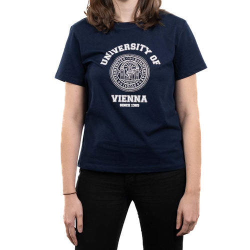 Frontansicht einer weiblichen Person im dunkelblauen T‑Shirt. Auf der Brust ein großer weißer Collegedruck mit Siegel: „UNIVERSITÄT WIEN“ und darunter „SEIT 1365“.