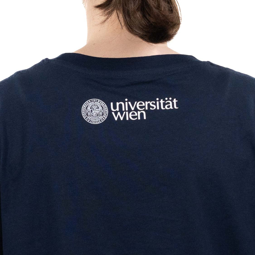 Rückansicht eines dunkelblauen T‑Shirts. Am oberen Rücken ist in Weiß das Logo „Universität Wien“ mit Siegel aufgedruckt.