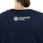 Rückansicht eines dunkelblauen T‑Shirts. Am oberen Rücken ist in Weiß das Logo „Universität Wien“ mit Siegel aufgedruckt.