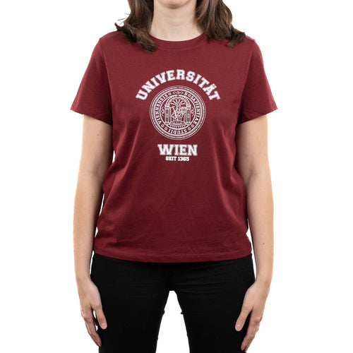 Frontansicht einer weiblichen Person im bordeauxfarbenen T‑Shirt. Auf der Brust ein großer weißer Collegedruck mit Siegel: „UNIVERSITÄT WIEN“ und darunter „SEIT 1365“.
