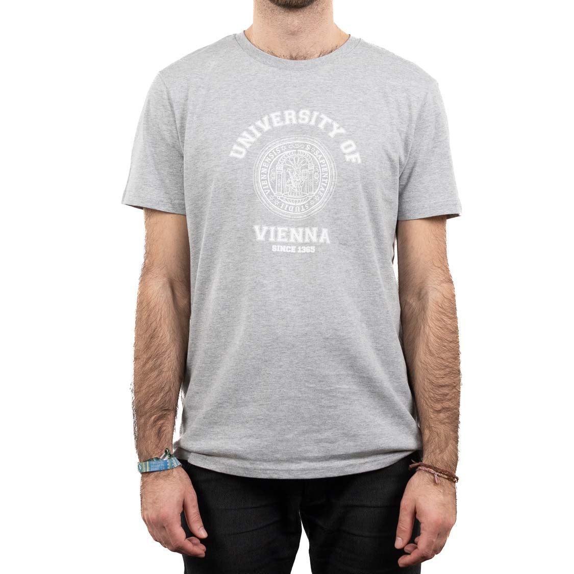 Frontansicht einer Person im graufarbenen T‑Shirt. Auf der Brust ein großer weißer Collegedruck mit Siegel: „UNIVERSITÄT WIEN“ und darunter „SEIT 1365“.