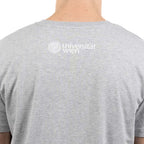 Rückansicht eines grauen T‑Shirts. Am oberen Rücken ist in Weiß das Logo „Universität Wien“ mit Siegel aufgedruckt.