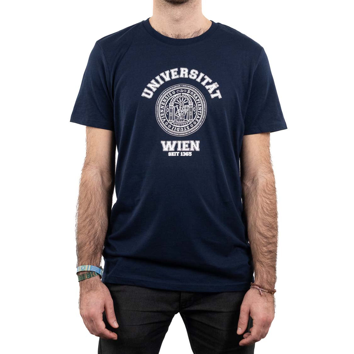 Frontansicht einer Person im dunkelblaufarbenen T‑Shirt. Auf der Brust ein großer weißer Collegedruck mit Siegel: „UNIVERSITÄT WIEN“ und darunter „SEIT 1365“.