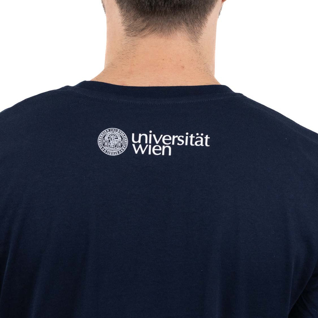 Rückansicht eines dunkelblauen T‑Shirts. Am oberen Rücken ist in Weiß das Logo „Universität Wien“ mit Siegel aufgedruckt.