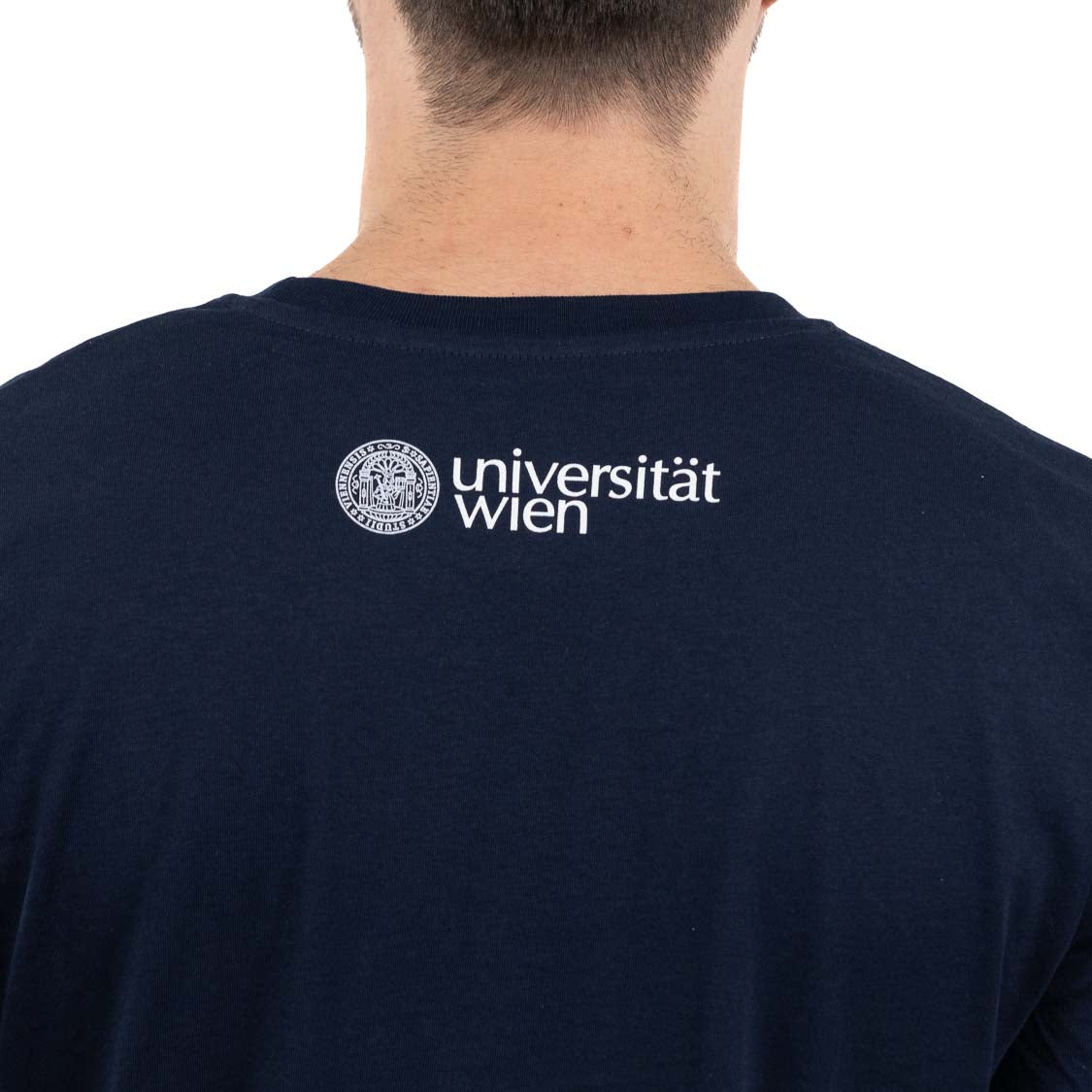 Rückansicht eines dunkelblauen T‑Shirts. Am oberen Rücken ist in Weiß das Logo „Universität Wien“ mit Siegel aufgedruckt.