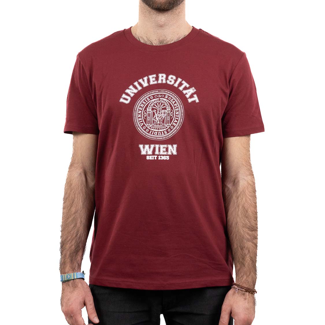 Frontansicht einer Person im bordeauxfarbenen T‑Shirt. Auf der Brust ein großer weißer Collegedruck mit Siegel: „UNIVERSITÄT WIEN“ und darunter „SEIT 1365“.
